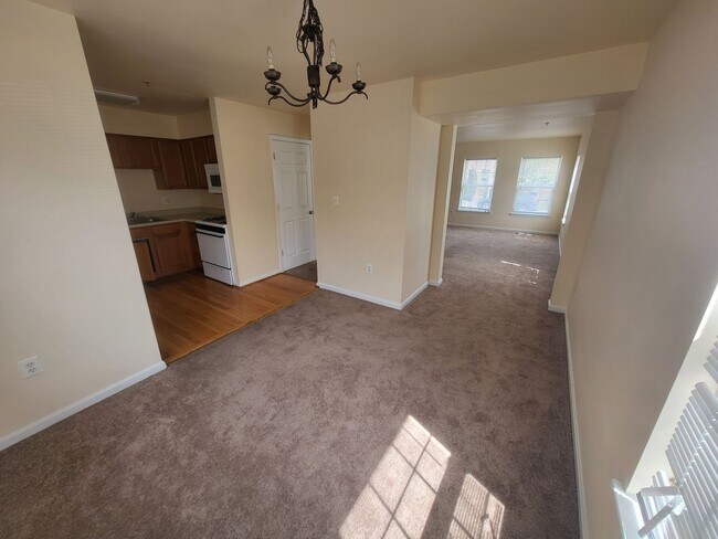 Building Photo - Beautiful modern 3bed/2.5ba townhouse!