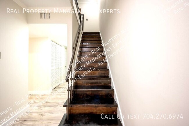 Building Photo - Charming 2BR/2.5BA Townhouse in Charlotte!