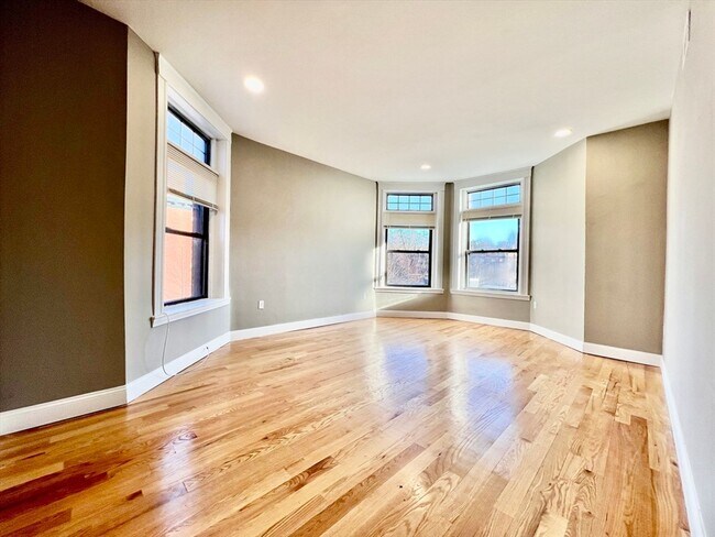 Building Photo - 1922 Beacon St