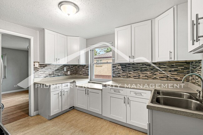 Building Photo - Spacious Home with Washer/Dryer and Fenced Yard