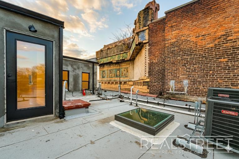 Building Photo - Modern Duplex-Style Residence with Designer Finishes on Historic Eastern Parkway