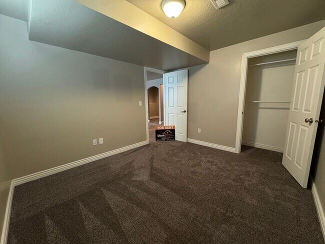 Building Photo - 4 bed 2 bath 2 car garage. Dog Friendly