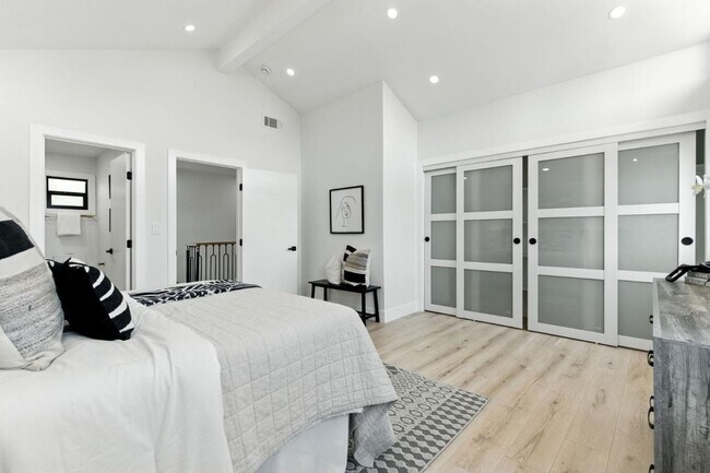 Building Photo - Refined Redwood City Living: Exquisitely R...