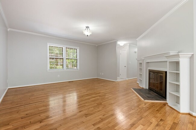 Building Photo - Renovated 3 Bed Ranch Style with large Fenced-in yard!