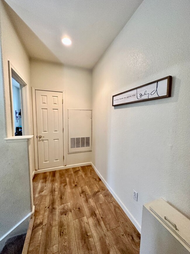 Building Photo - Davis - Centrally Located Home