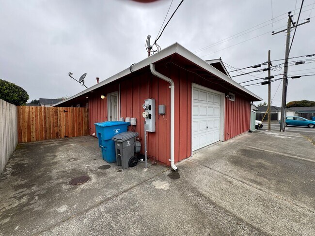 Building Photo - 1023 W Harris St