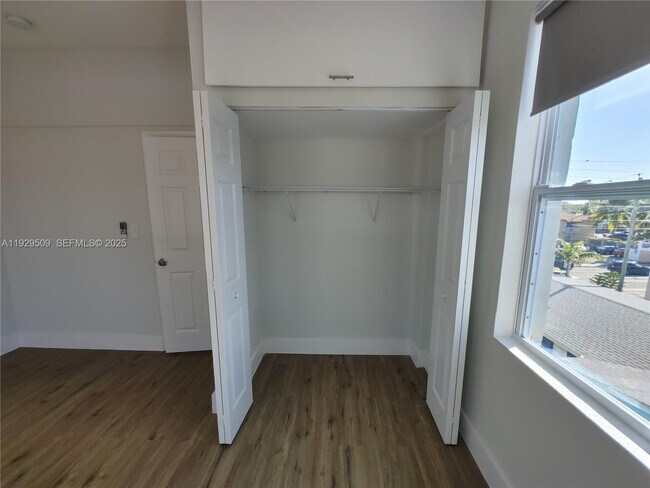 Building Photo - 1629 SW 6th St