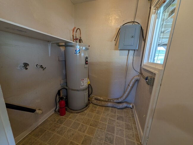 Building Photo - 3 Bedroom 1 Bath Near Redding Library