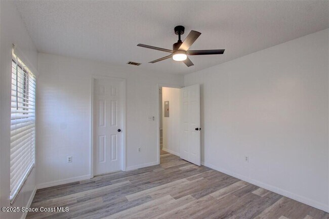 Building Photo - 1051 Country Club Dr