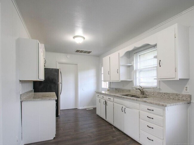 Building Photo - Available Now! 3 Bed / Bath & Large Backyard! Price drop!