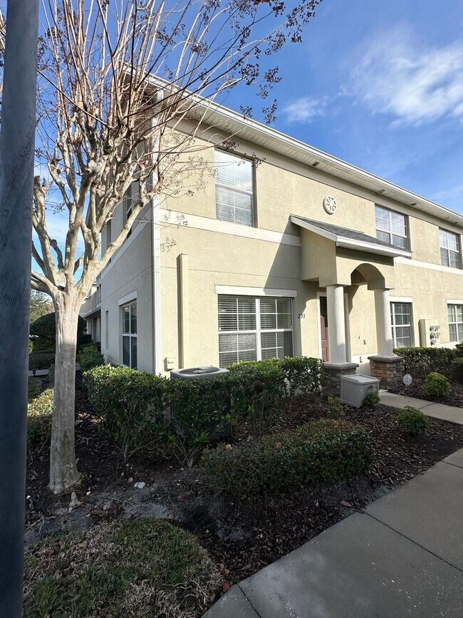 Building Photo - Beautiful and updated 3 bedroom 2.5 bathro...