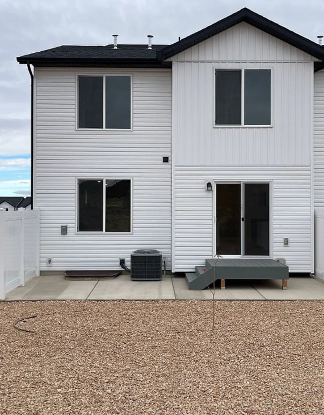 Building Photo - Spacious 3 Bedroom 2.5 Bathroom End Unit in Cedar City!