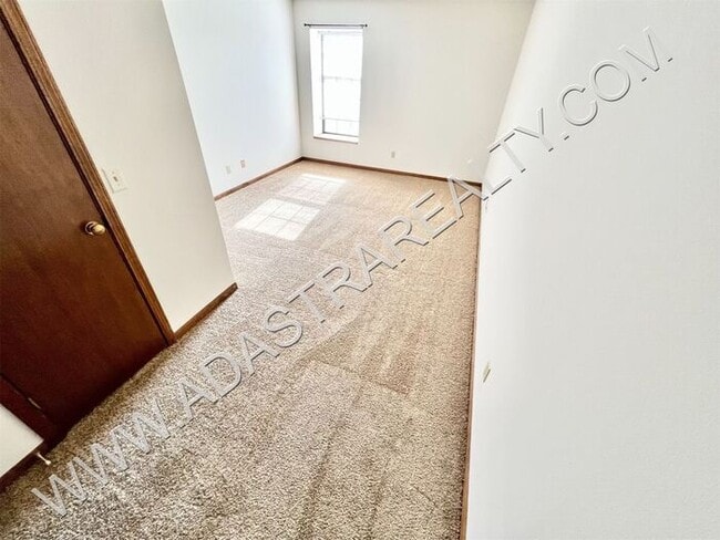 Building Photo - Spacious Duplex in Blue Valley-Available NOW!!