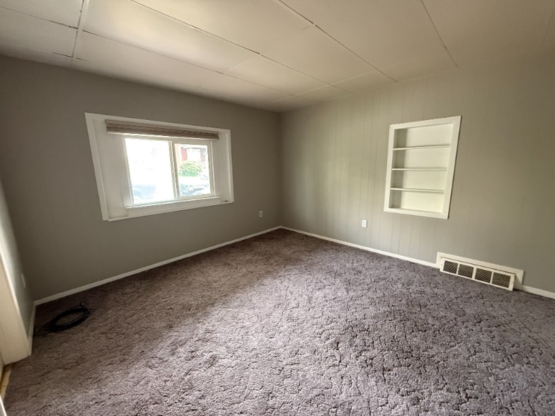 Building Photo - 102 W Chartes St