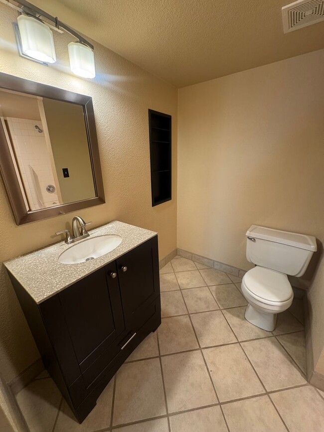 Building Photo - 2 Bedroom Codo in Rockrimmon