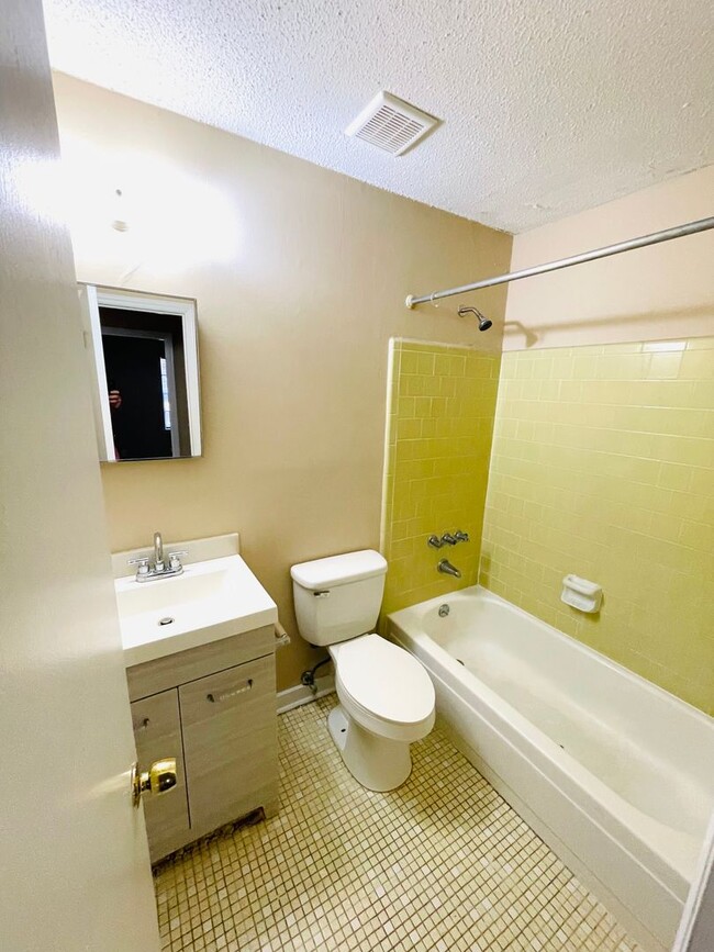 Building Photo - ** 3 Bed 2 Bath located off Wares Ferry ro...