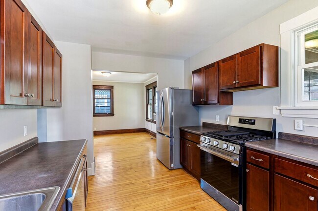 Building Photo - 884 Iglehart Ave
