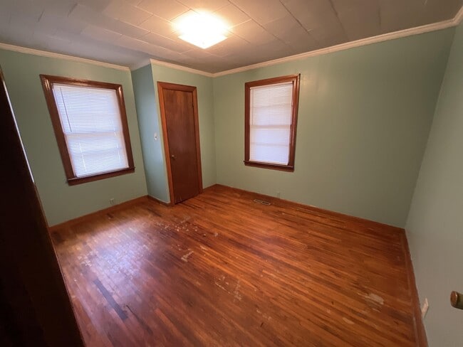 Building Photo - 28 St Mary Ave NW