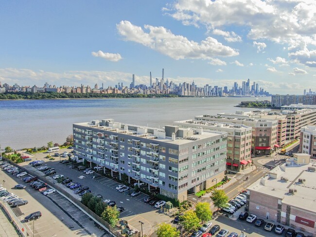 Building Photo - 1/Bedroom at Edgewater's top waterfront lo...