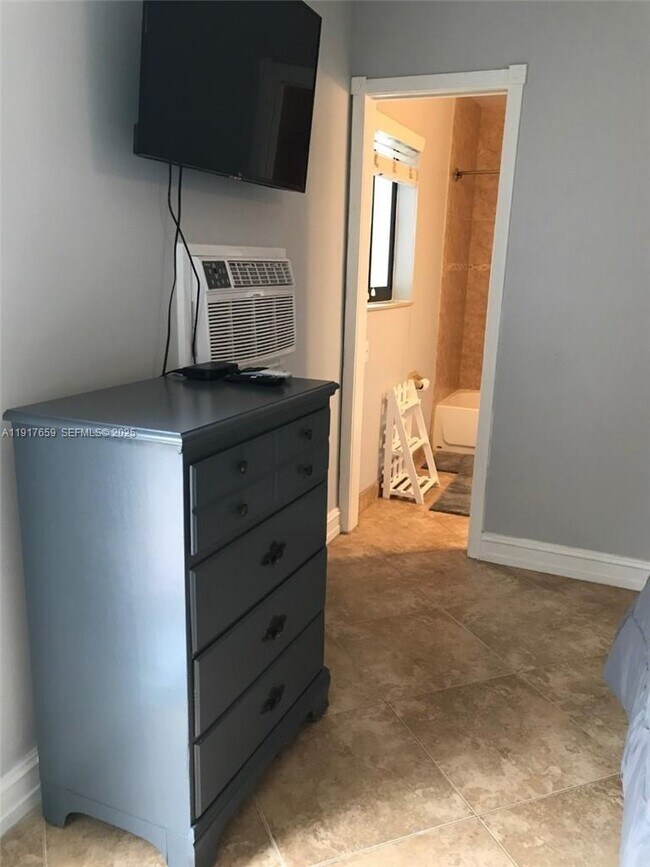 Building Photo - 2021 SW 38th Ave