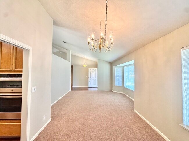 Building Photo - Beautiful 4 bedroom 3 bath home in the Hillsborough community!
