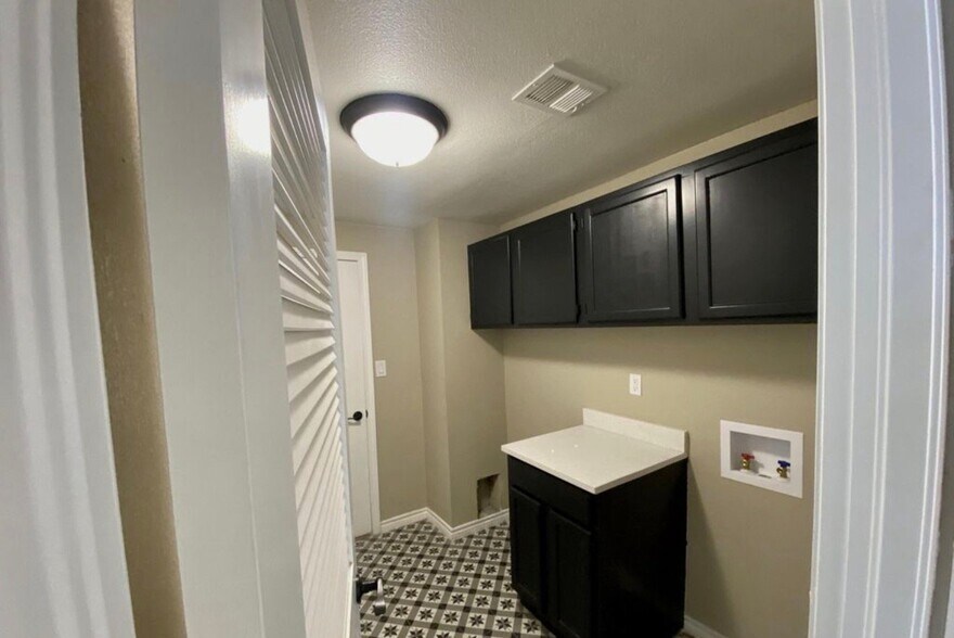 Building Photo - 753 Desert Star Dr