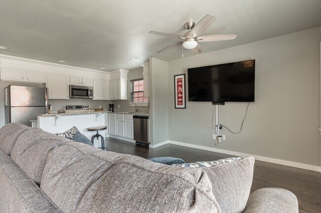 Building Photo - Fully Furnished Condo!!  3 bedroom 2.5 bath minutes from the U of A!!!!