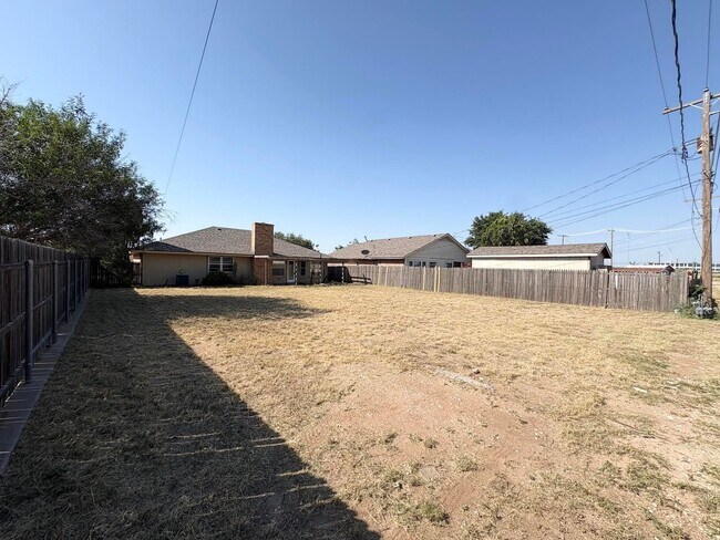 Building Photo - 3 Bedroom 2 Bathroom For Rent