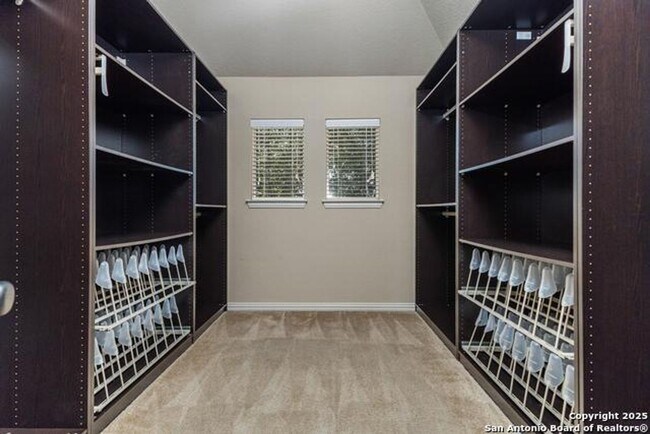 Building Photo - Move In Ready - Stunning 4 bd/2.5 Located ...