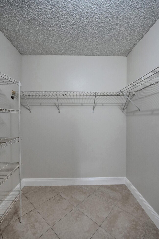 Building Photo - 9999 Summerbreeze Dr