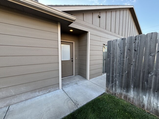 Building Photo - 3514 Sunflower Dr