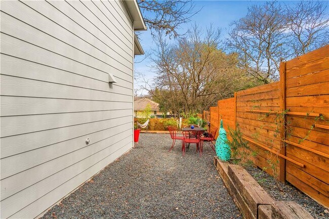 Building Photo - 1609 J J Seabrook Dr