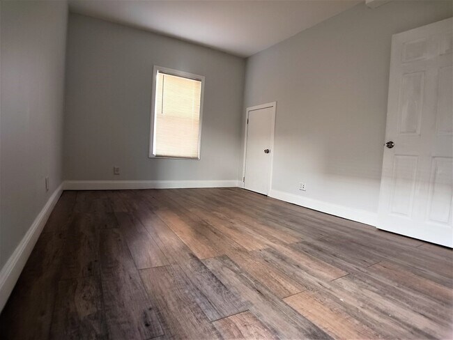 Building Photo - 17 Clare St