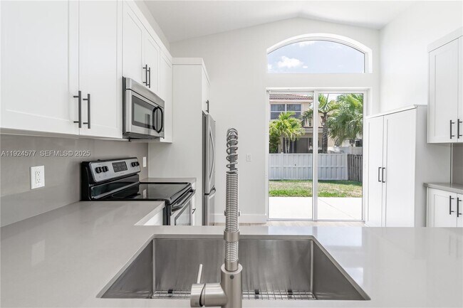 Building Photo - 15130 SW 49th Ct