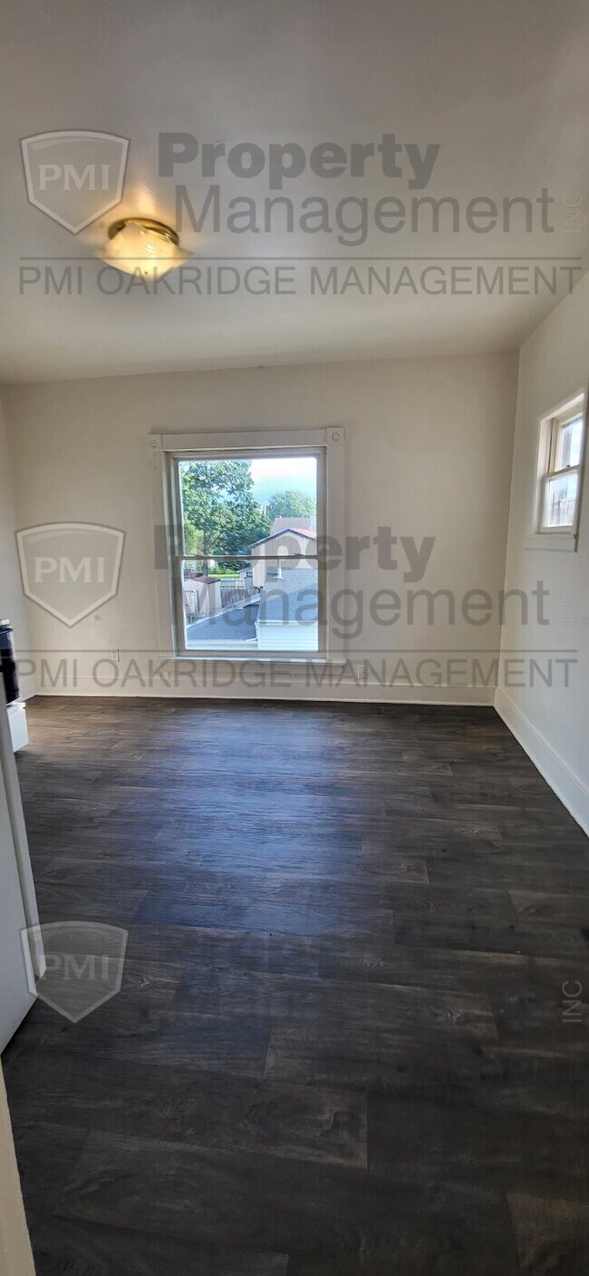 Building Photo - Upper 1 Bed 1 Bath Apartment