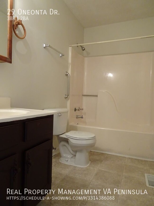 Building Photo - 3 Bedroom 1.5 Bathroom Townhome in Denbroo...