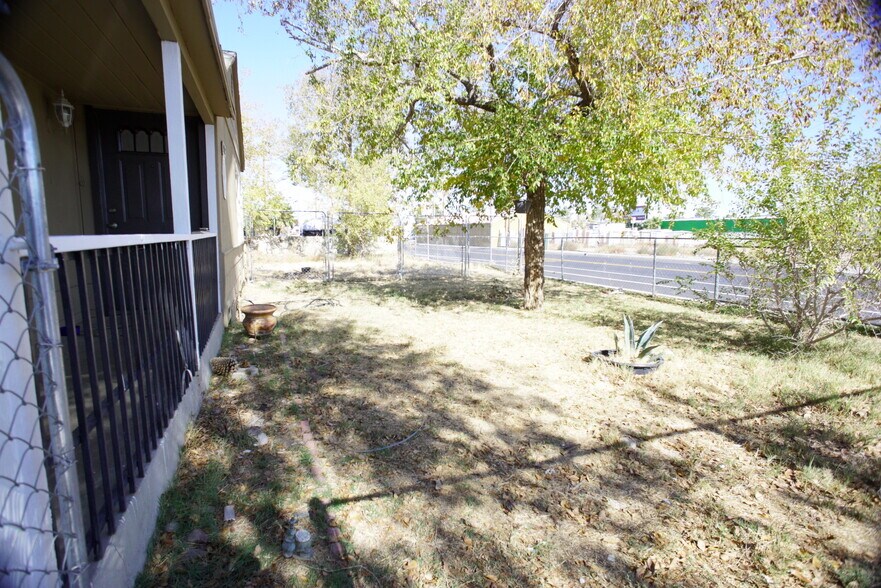 Large fenced front yard - 45127 Division St