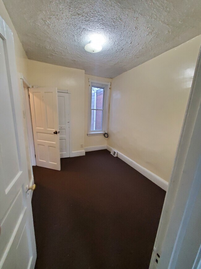 Middle room - 4435 N Cleveland St