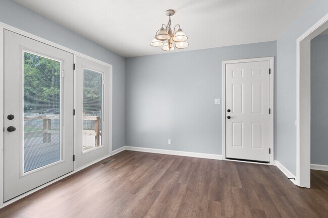 Building Photo - Newly renovated three bedroom home for ren...