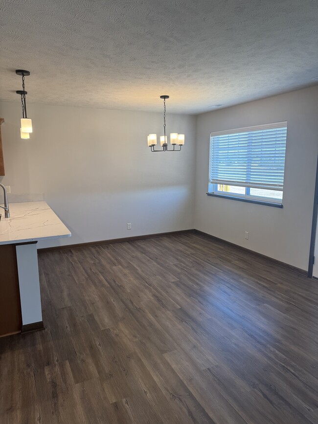 Building Photo - 321 W Samuel Ave