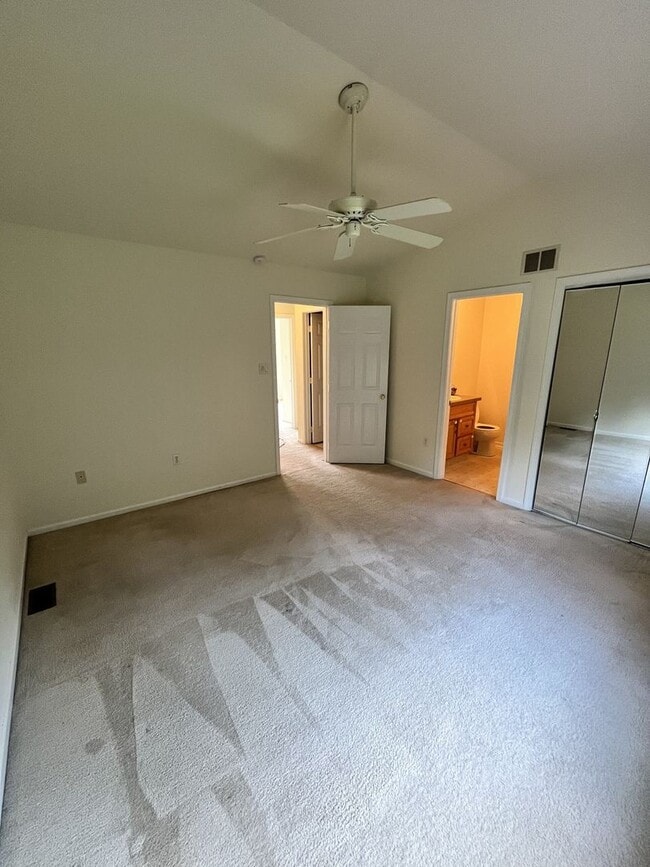 Building Photo - 18 Emandan Ln