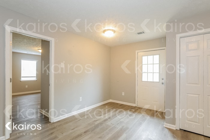Building Photo - 415 Deer Park Dr