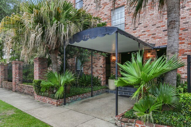 Building Photo - Gated Condo steps from Maple Street & St Charles!