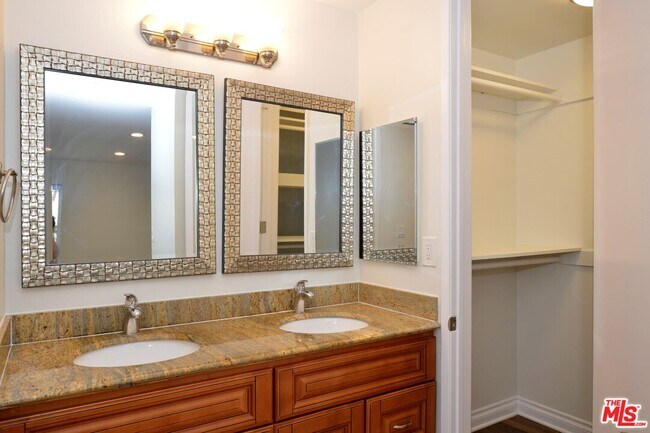 Building Photo - 5950 Canterbury Dr