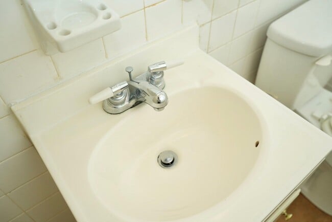 Building Photo - One Bedroom Available at Arlington Court