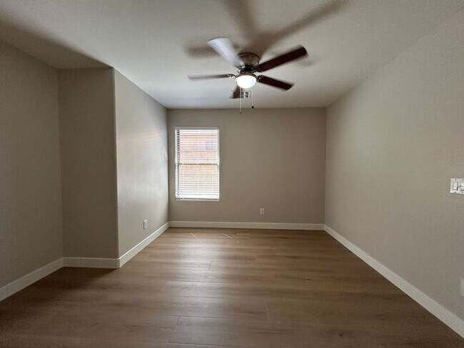 Building Photo - 434 E Chicory Pl