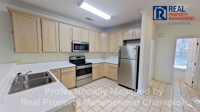 Building Photo - Adorable 2 BD Townhome with Private Patio