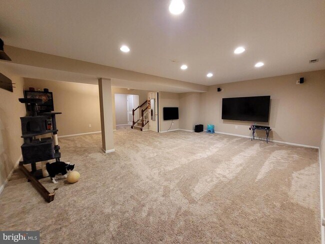 Building Photo - 10 Bridle Ct