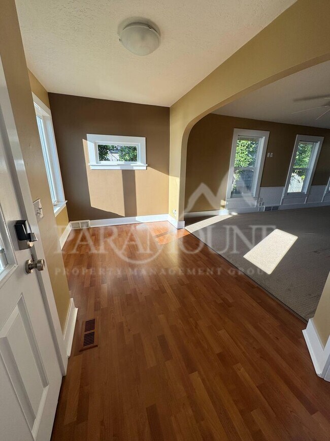 Building Photo - Stunning 3-bedroom, 1-bath home with a water view and fantastic amenities!