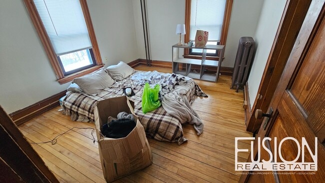 Building Photo - ONE Private Room with ALL Utilities Included in Prime Burlington Location